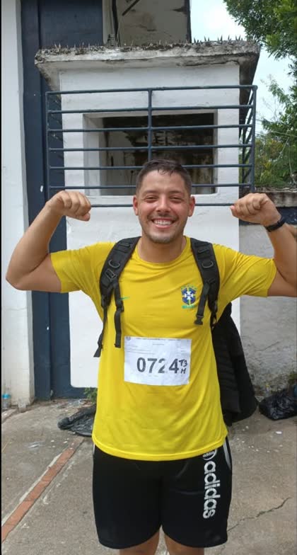 Aluno aprovado com número de peito no local da prova