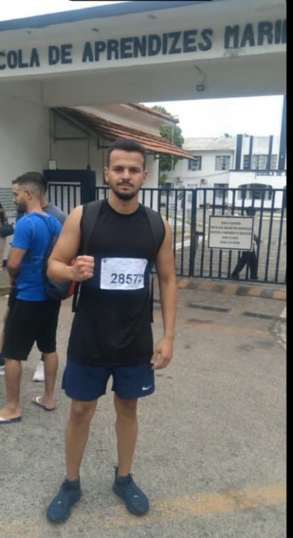Aluno aprovado em frente à Escola de Aprendizes-Marinheiros