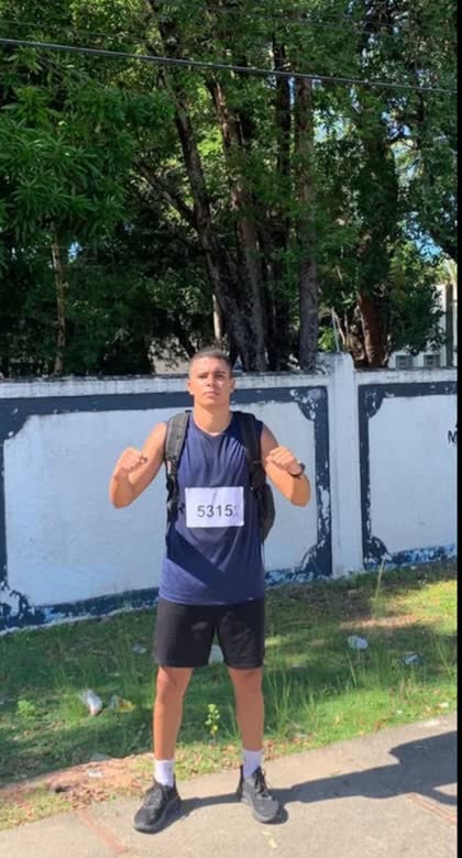Aluno aprovado com número de peito antes da corrida