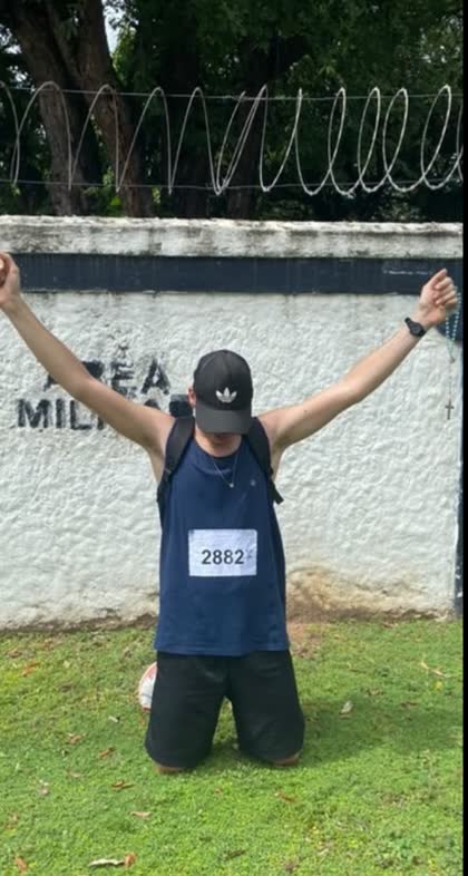 Aluno comemorando a aprovação em área militar