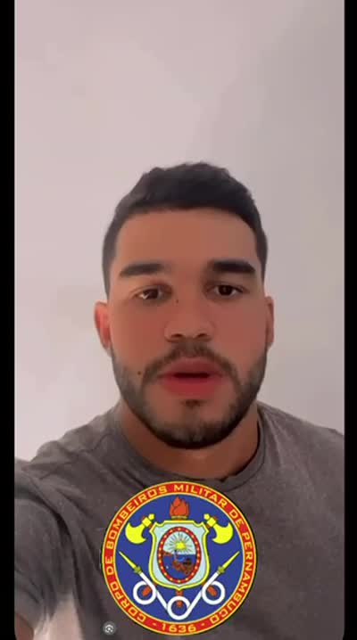 Aluno aprovado com camisa do Corpo de Bombeiros Militar de Pernambuco